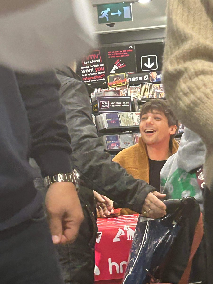 keishaismatilda's tweet photo. JUST MET AND SPOKE TO LOUIS TOMLINSON https://t.co/kJWPy20E2o