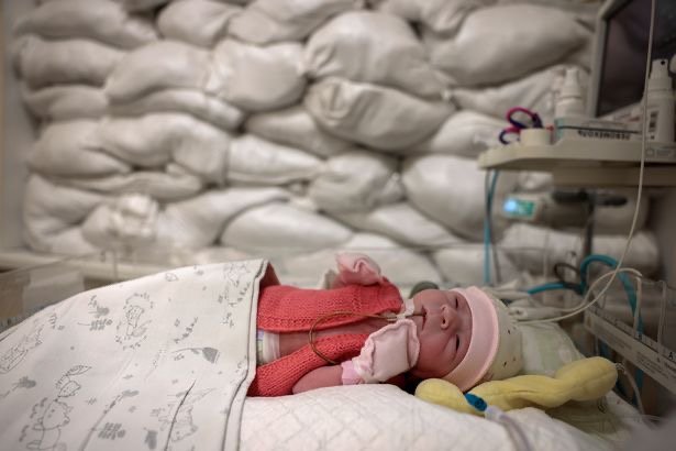 DefenceU's tweet photo. These are the conditions in which children are born in Kyiv: with lots of love and sandbags in the windows to protect them from the evil from the east.

📷Getty Images https://t.co/YaXIuhGHHp