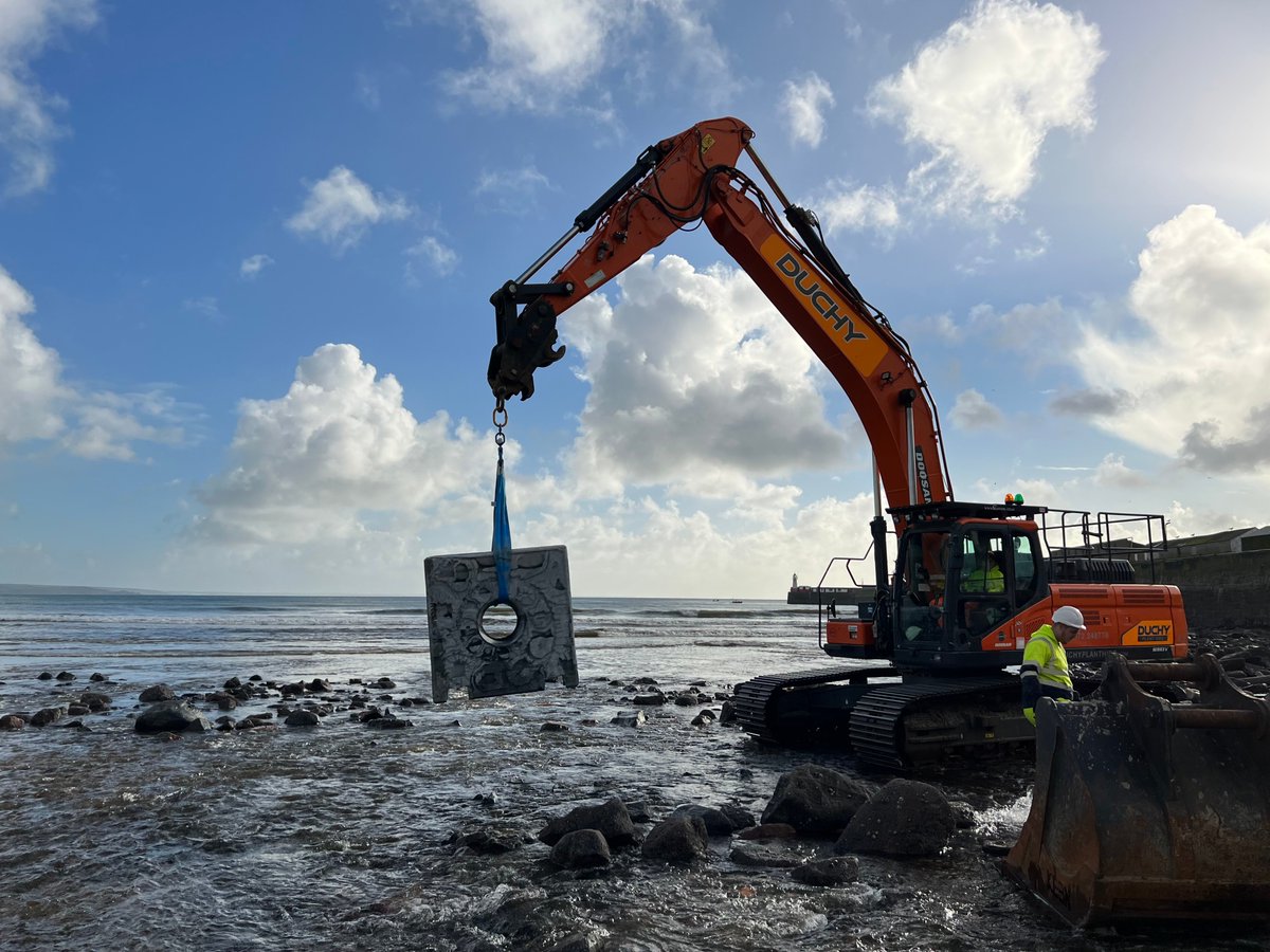 arc_marine's tweet photo. We have touchdown! The first batch of our #lowcarbon intertidal #reefcubes have been installed at a breakwater in #Newlyn, #Cornwall as part of an @EnvAgency trial project.
Here they’ll protect the coastline & community from breaking waves & provide habitat for marine life.🌍🌊 https://t.co/kcW58bctaS