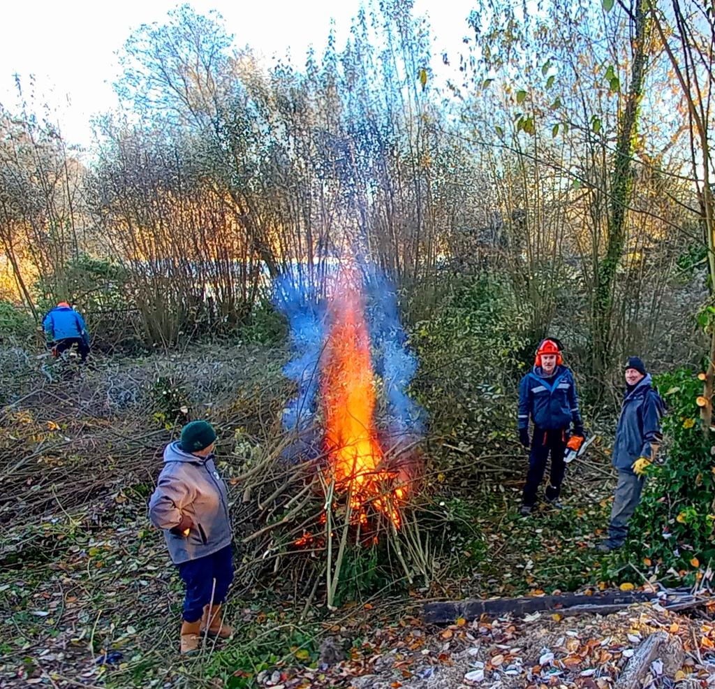 Treated to some stunning scenes with the first hard frost of this winter....growth should check out now after the miserable wet and mild conditions through Nov.
Straight in and no messing around from the team with the obligatory fire 🔥 🥶 <a href="/SouthwickParkGC/">Southwick Park GC</a>