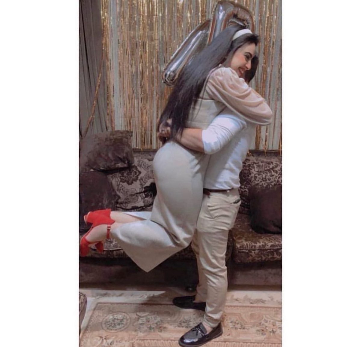 اول ما بدخل بيتكم اختك بطنط في حضني عشان انكها قدامك