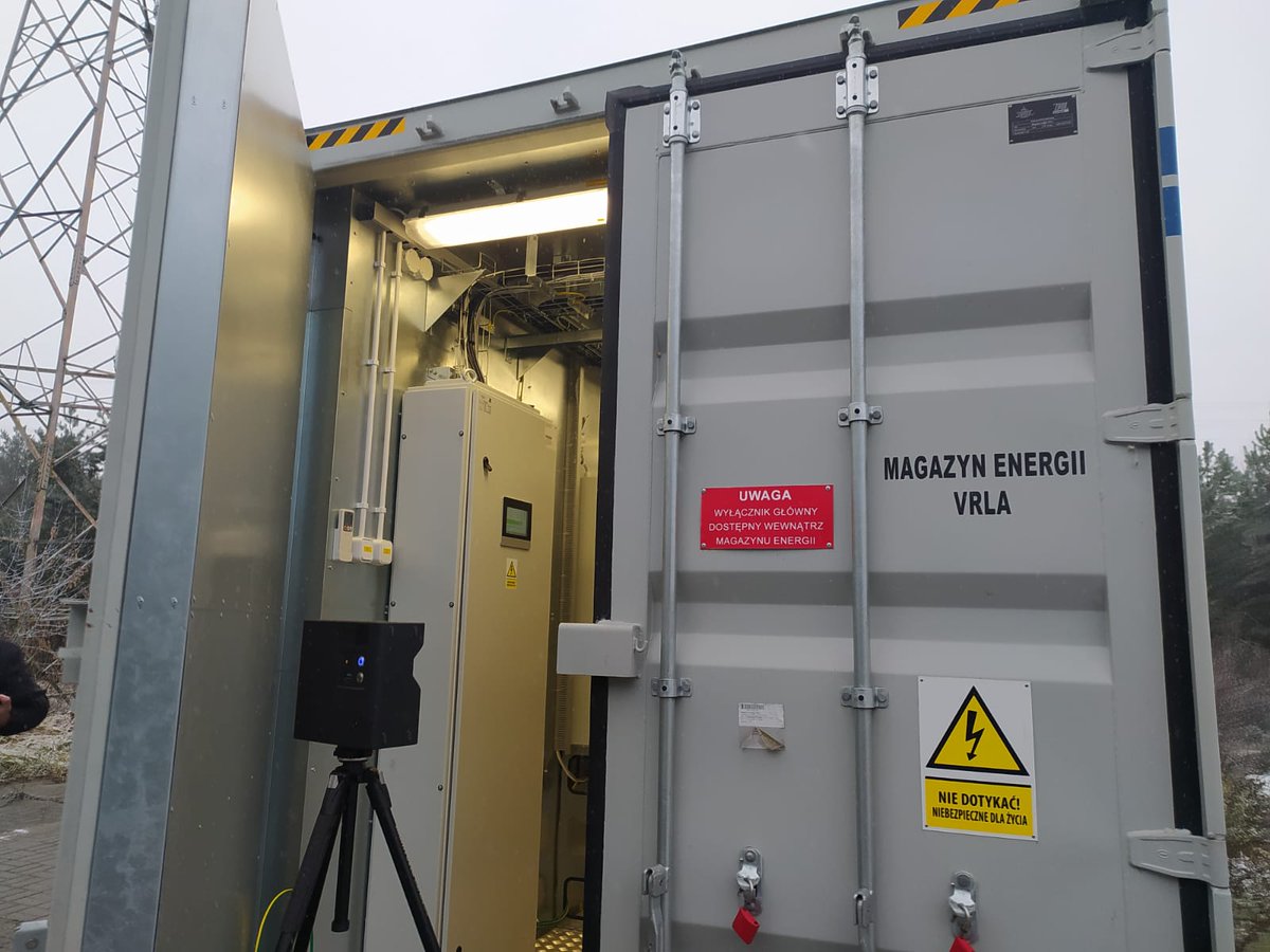 StarzynskiP's tweet photo. Widziałeś kiedyś magazyn energii zainstalowany na sieci elektoroenergetycznej? Jesteś ciekawy jak jest zbudowany magazyn i do czego służy? Już za chwilę będziesz mógł przejść się po magazynie energii, poznać jego funkcjonalności siedząc sobie wygodnie w fotelu przed choinką. https://t.co/m7aSKFHZVD