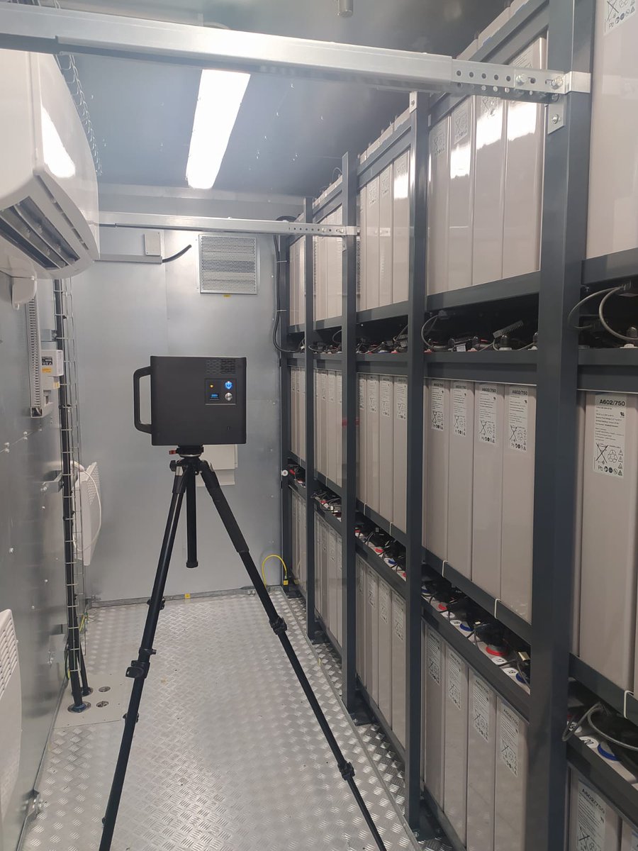 StarzynskiP's tweet photo. Widziałeś kiedyś magazyn energii zainstalowany na sieci elektoroenergetycznej? Jesteś ciekawy jak jest zbudowany magazyn i do czego służy? Już za chwilę będziesz mógł przejść się po magazynie energii, poznać jego funkcjonalności siedząc sobie wygodnie w fotelu przed choinką. https://t.co/m7aSKFHZVD