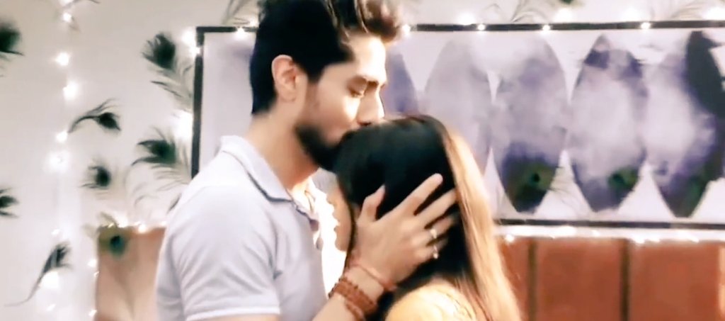 your_soulispure's tweet photo. Omgg skskskskskskskskksksk🤏😭💗

Abhi is kissing his baby and his babe, this is wholesome!!🥺💘

I m so excited for upcoming y'all💃🏻😭🔥
.
.
.
Ps:- camera angle dusra de dena💀
#yrkkh #AbhiRa #HarshadChopda #PranaliRathod https://t.co/D1S0OzA7b3