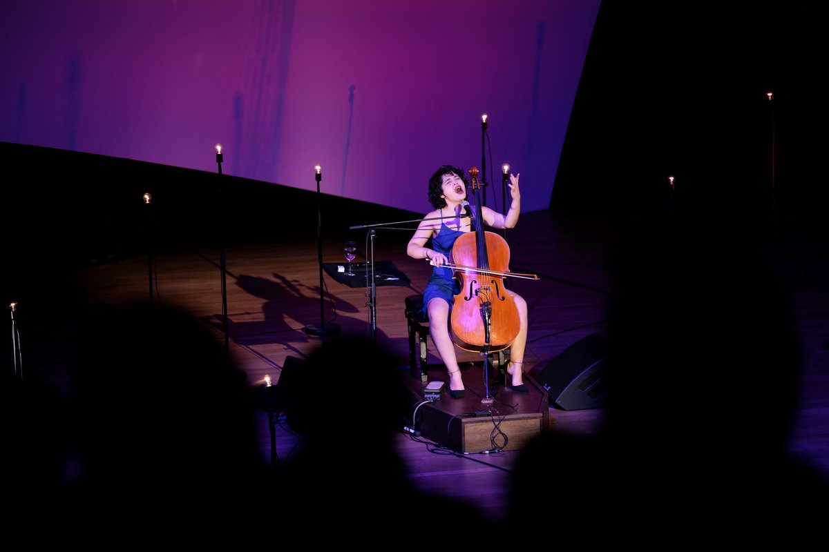 In yesterday's sold-out «Chill at the Phil» concert night at our Salle de Musique de Chambre, Ana Carla Maza captivated us with her Latin rhythms, pop melodies, and jazz harmonies! 🎶