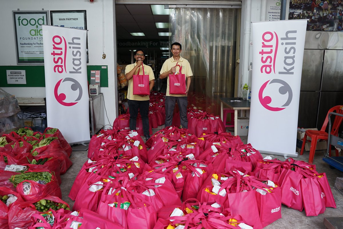 astrokasih's tweet photo. Charity begins at home &amp; so did ours today. Team Astro contributed 400 care gifts of food essentials for families affected by the floods. A big THANK YOU to #foodaidfoundation for all &amp; helping us to send the gifts to communities in Kedah, Penang &amp; Ipoh. #kamicare #astrokasihesg https://t.co/lDJmkh8Muh