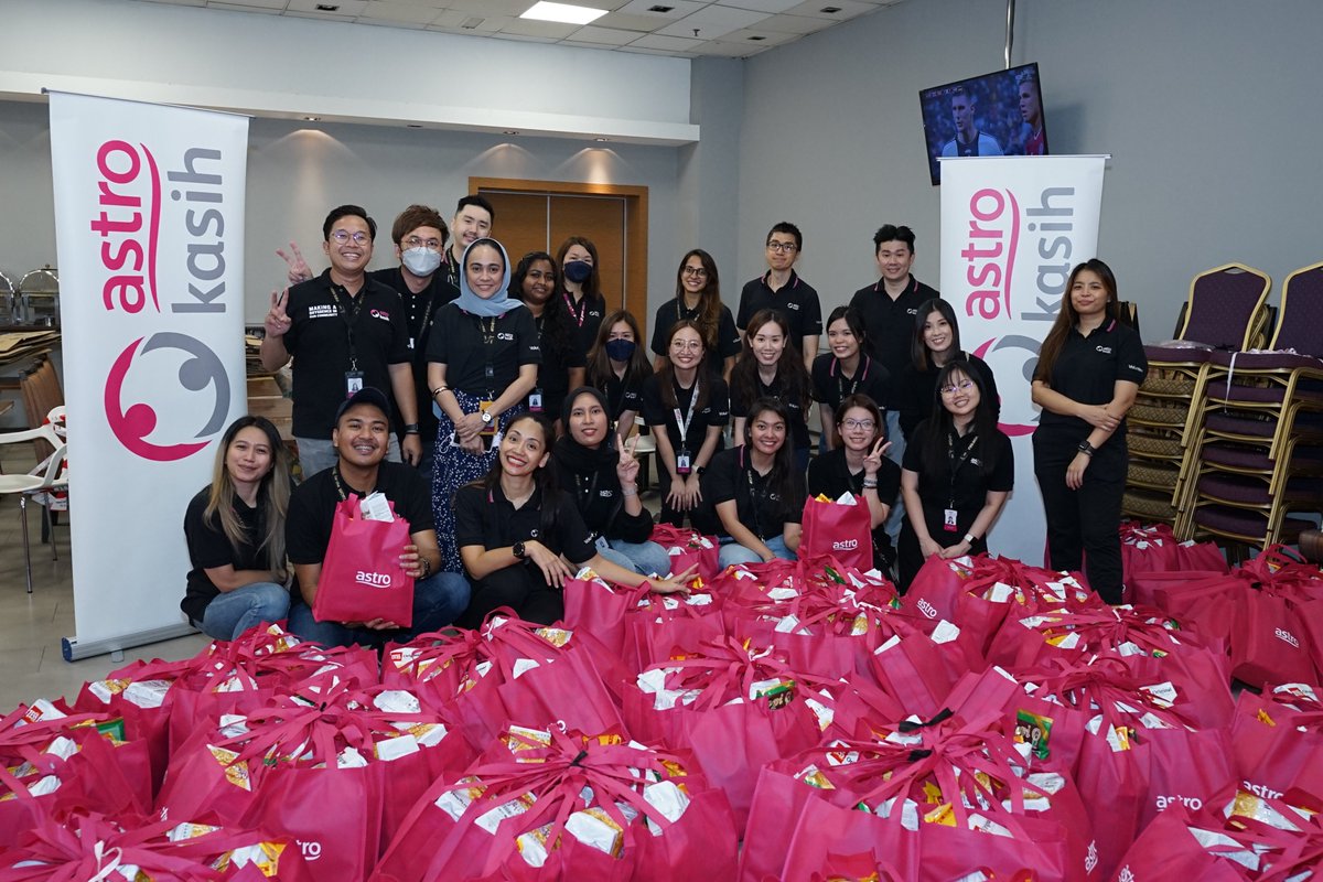 Charity begins at home &amp; so did ours today. Team Astro contributed 400 care gifts of food essentials for families affected by the floods. A big THANK YOU to #foodaidfoundation for all &amp; helping us to send the gifts to communities in Kedah, Penang &amp; Ipoh. #kamicare #astrokasihesg
