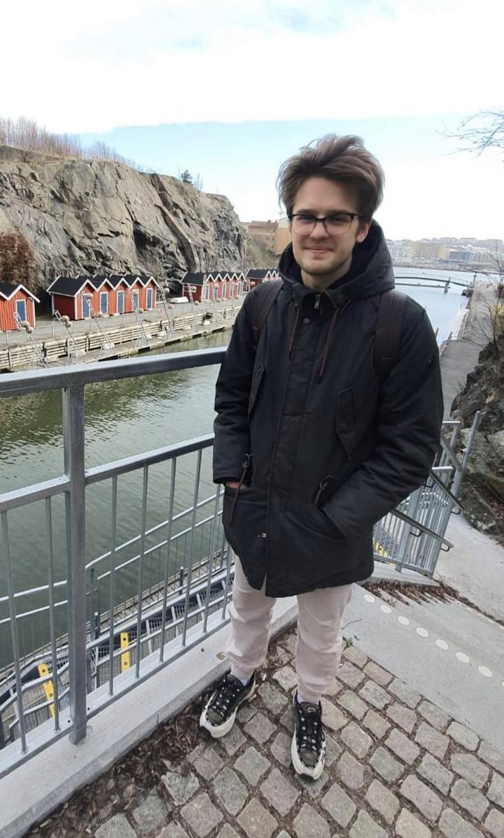 Mans kolēģis Kristers Dzintars, ar kuru kopā strādāju “Kultūrdevā”- raidījumā un raidierakstā- nav atradies. Izgājis no LTV vakar no rīta. Lūdzu šērot, varbūt kāds Kristeru ir redzējis un var ziņot policijā.
Šodien 14 no 20. trolejbusa pieturas Zaķusalā tiek organizēta meklēšana.