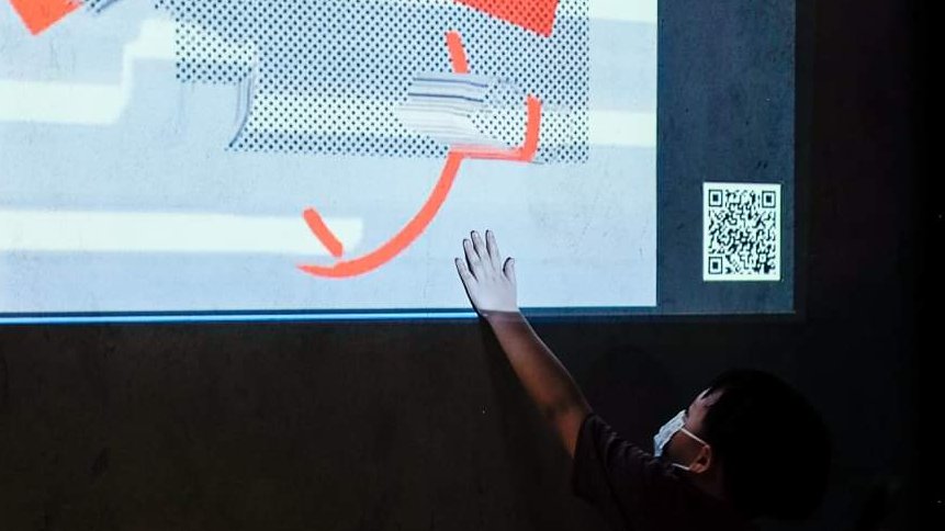 horomox's tweet photo. 📽️ 🟦 Touch the Loading Portrait at @nftartcon until December 11th
Show and talks powered by @TzApac and organised by @sarisakojima
#NFTartCon #ChiangMaiDesignWeek #chiangmai #tezosart #ChiangMaiDesignWeek2022 #CMDW2022 https://t.co/nrgkp2Nc5R