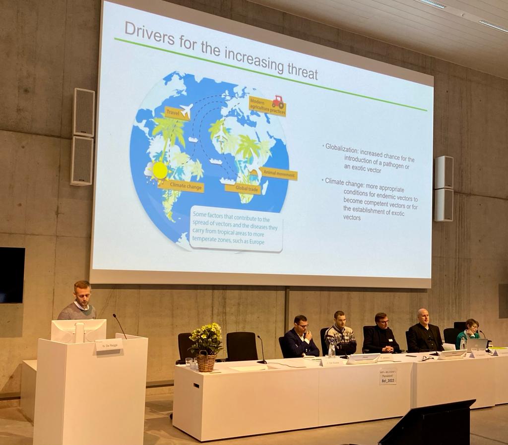 sciensano's tweet photo. #SciensanoSymposium | 📈 Volgens Nick De Regge vormen ziekten overgebracht door dragers zoals muggen en teken een steeds grotere bedreiging voor België en Europa onder invloed van globalisering en klimaatverandering. 🌐
#OneHealth #OneInstitute https://t.co/T0WvQ7TJLB