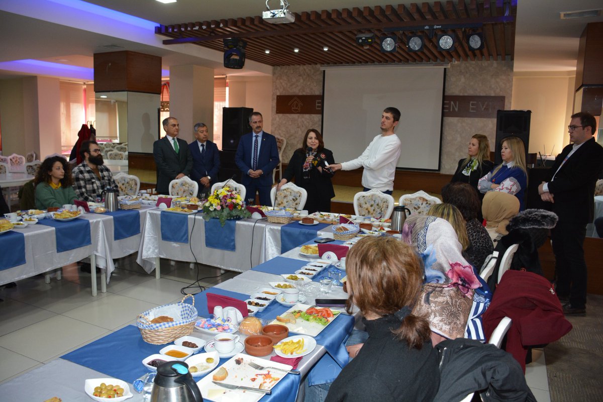 EskisehirMem's tweet photo. Vali Erol Ayyıldız'ın himayelerinde özel gereksinimli çocuğu olan ailelere yönelik hazırlanan "Gönül Bağı Projesi" kapsamında ailelerle, Eskişehir Öğretmenevi’nde İl Müdürümüz Pervin Töre’nin katılımlarıyla kahvaltı etkinliği gerçekleştirildi.

👉https://t.co/5mVpnZocfN https://t.co/FTPxH4unUV