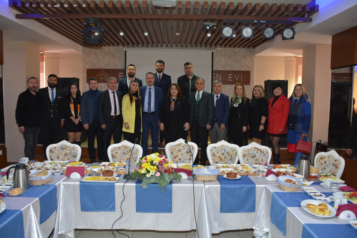 EskisehirMem's tweet photo. Vali Erol Ayyıldız'ın himayelerinde özel gereksinimli çocuğu olan ailelere yönelik hazırlanan "Gönül Bağı Projesi" kapsamında ailelerle, Eskişehir Öğretmenevi’nde İl Müdürümüz Pervin Töre’nin katılımlarıyla kahvaltı etkinliği gerçekleştirildi.

👉https://t.co/5mVpnZocfN https://t.co/FTPxH4unUV