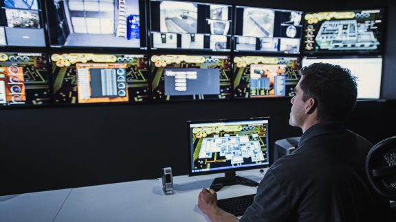 In a multi-cloud environment where attack surfaces can easily sprawl, security should not be left siloed at the cloud provider level, it should be centralized on a cloud control solution (CCS) to minimize risk. 
 cio.vmware.com/2022/10/the-cr…