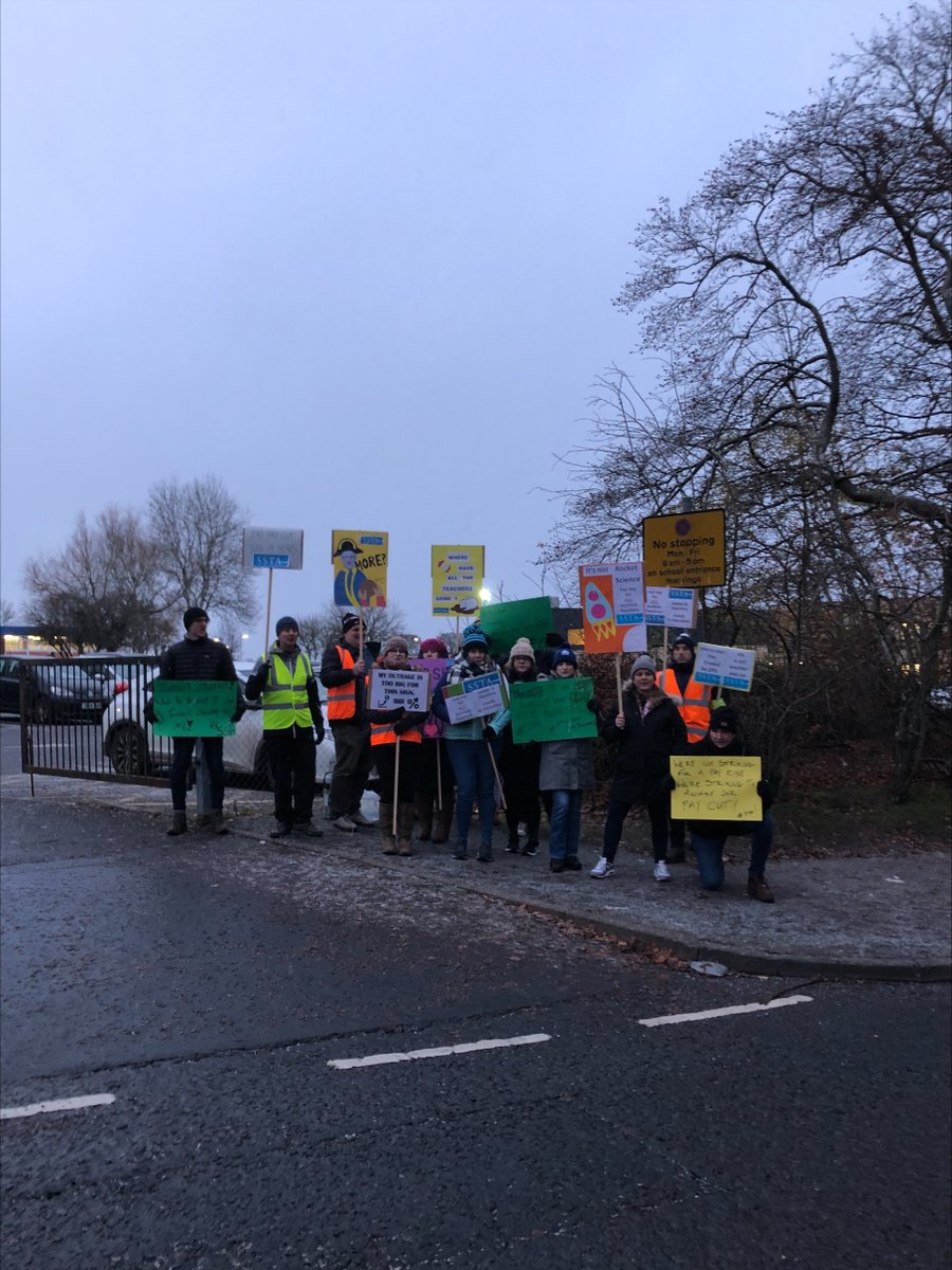 SSTAtradeunion's tweet photo. Teachers at Perth High striking today for fair pay. Thanks to the public and all our colleagues for their support #sstastrike #FairPay4AllTeachers #5percentisnotenough https://t.co/Fmj7edLn9W