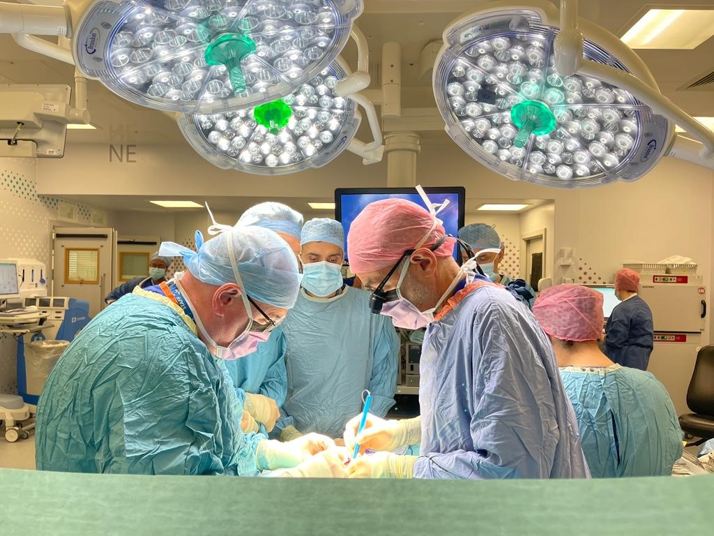 GreatOrmondSt's tweet image. Conjoined twins Annie &amp;amp; Issie were separated during an 18hr surgery at GOSH earlier this year. Thanks to the hard work of a huge number of teams from across the hospital, they’re home for Christmas🎄gosh.nhs.uk/news/conjoined…