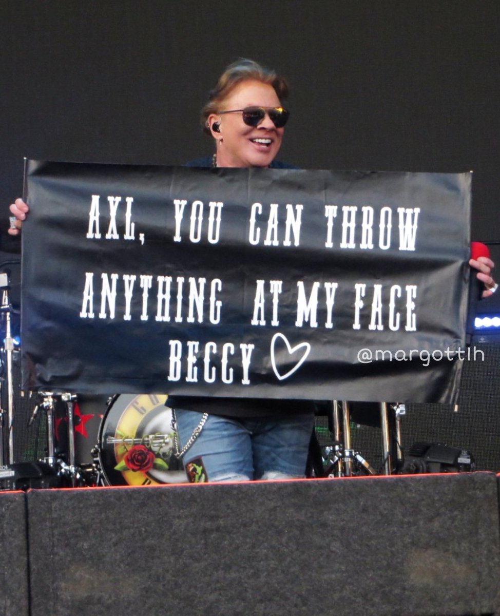 #throwthemic 😊
<a href="/axlrose/">Axl Rose</a> 
<a href="/gunsnroses/">Guns N' Roses</a> 
#gnfnr #gunsnroses
