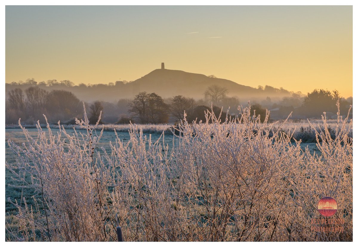 Jack Frost arrived in Glastonbury this morning. My finger tips are still sore after this. ❄️
#kevpearsonphotography #glastonbury #somerset #landscapephotographer #somersetlevels #winter #frost #frostymorning #morningmotivation #nikon #nikonphotographer #england #uk #ukweather