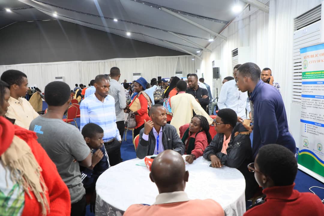 CityofKigali's tweet image. Umuyobozi w'Umujyi wungirije @Urujeni1 yakanguriye urubyiruko kudasuzugura amahirwe y'urubuga rwo guhuza abashaka akazi n'abagatanga #JobNet kuko amakuru ajyanye n'umurimo ari ingenzi kandi ko guhera muri 2013 hari abasaga 1000 babivanyemo akazi.