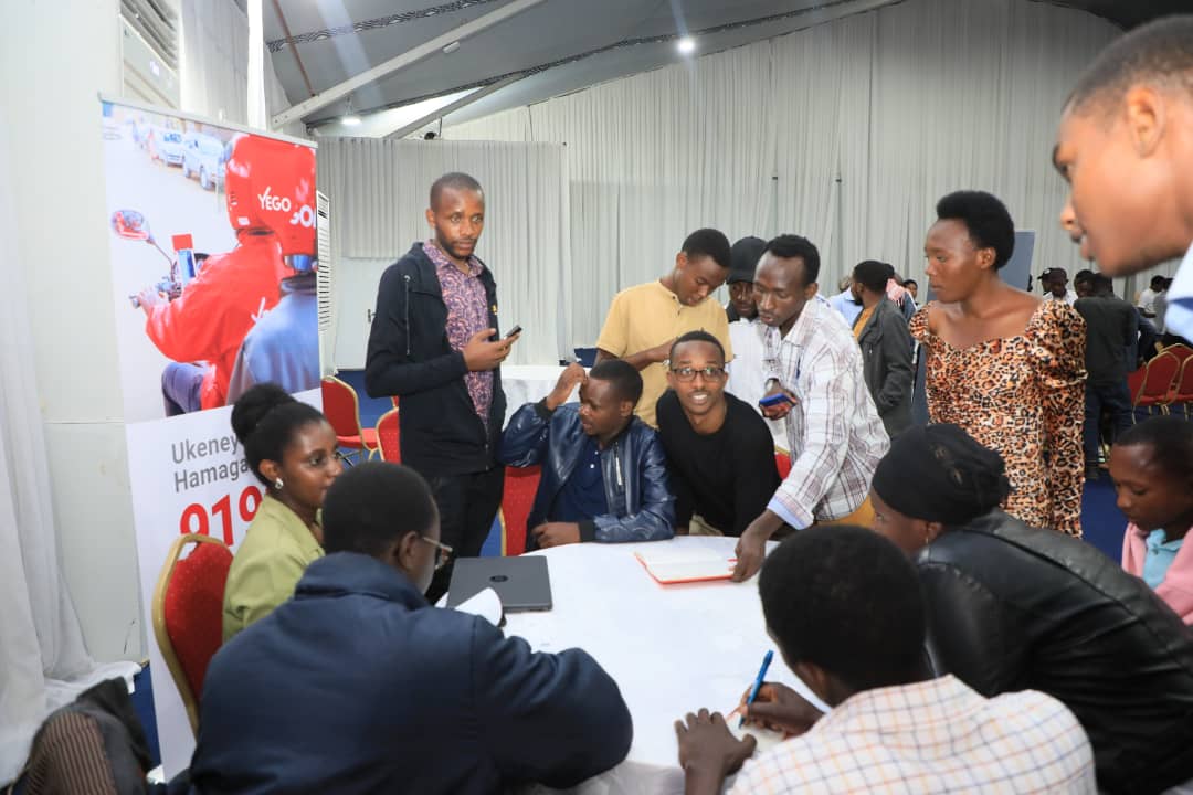 CityofKigali's tweet image. Umuyobozi w'Umujyi wungirije @Urujeni1 yakanguriye urubyiruko kudasuzugura amahirwe y'urubuga rwo guhuza abashaka akazi n'abagatanga #JobNet kuko amakuru ajyanye n'umurimo ari ingenzi kandi ko guhera muri 2013 hari abasaga 1000 babivanyemo akazi.