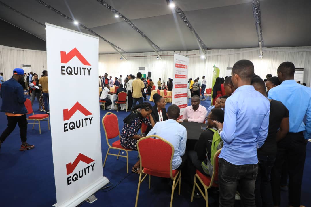 CityofKigali's tweet image. Umuyobozi w'Umujyi wungirije @Urujeni1 yakanguriye urubyiruko kudasuzugura amahirwe y'urubuga rwo guhuza abashaka akazi n'abagatanga #JobNet kuko amakuru ajyanye n'umurimo ari ingenzi kandi ko guhera muri 2013 hari abasaga 1000 babivanyemo akazi.