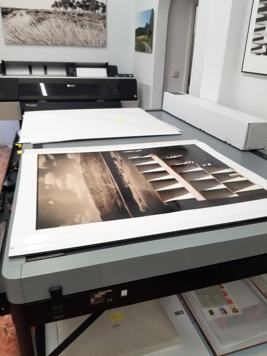 LuisEGomezArme1's tweet photo. Nuevas Impresiones fotográficas de la serie: Recurso. 2020.
Impresion/Papel Canson Baryta Photographique 310g.
70x100 cm.
...
#luisgomezarmenteros
#Recurso
#no_man_land
#condiciónNdeleite
#moiaussi
#foto
#photo
#descansoactivista
#differentpoint https://t.co/UAOf1Tdtb8