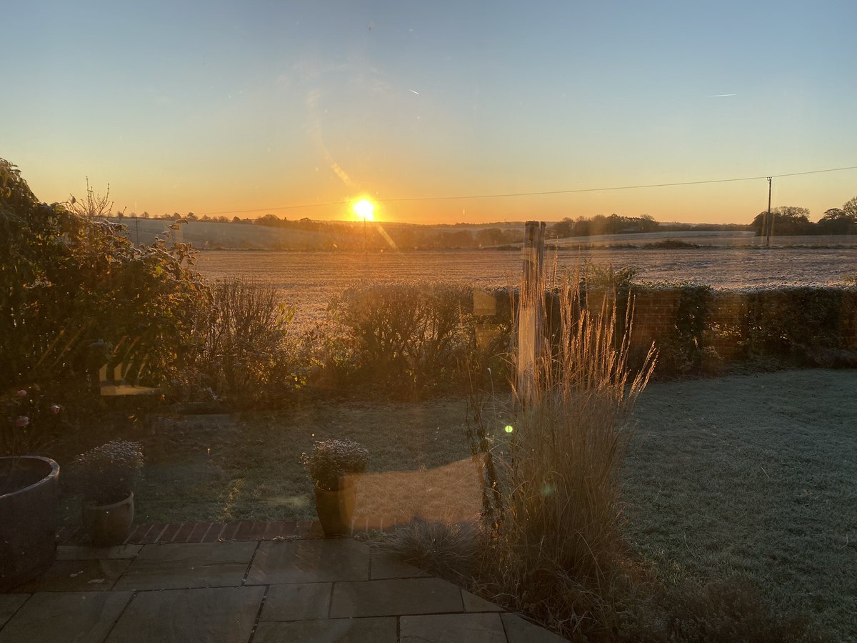 Love the crisp mornings when they’re like this. Scraping the car every morning is less fun 🥶❄️