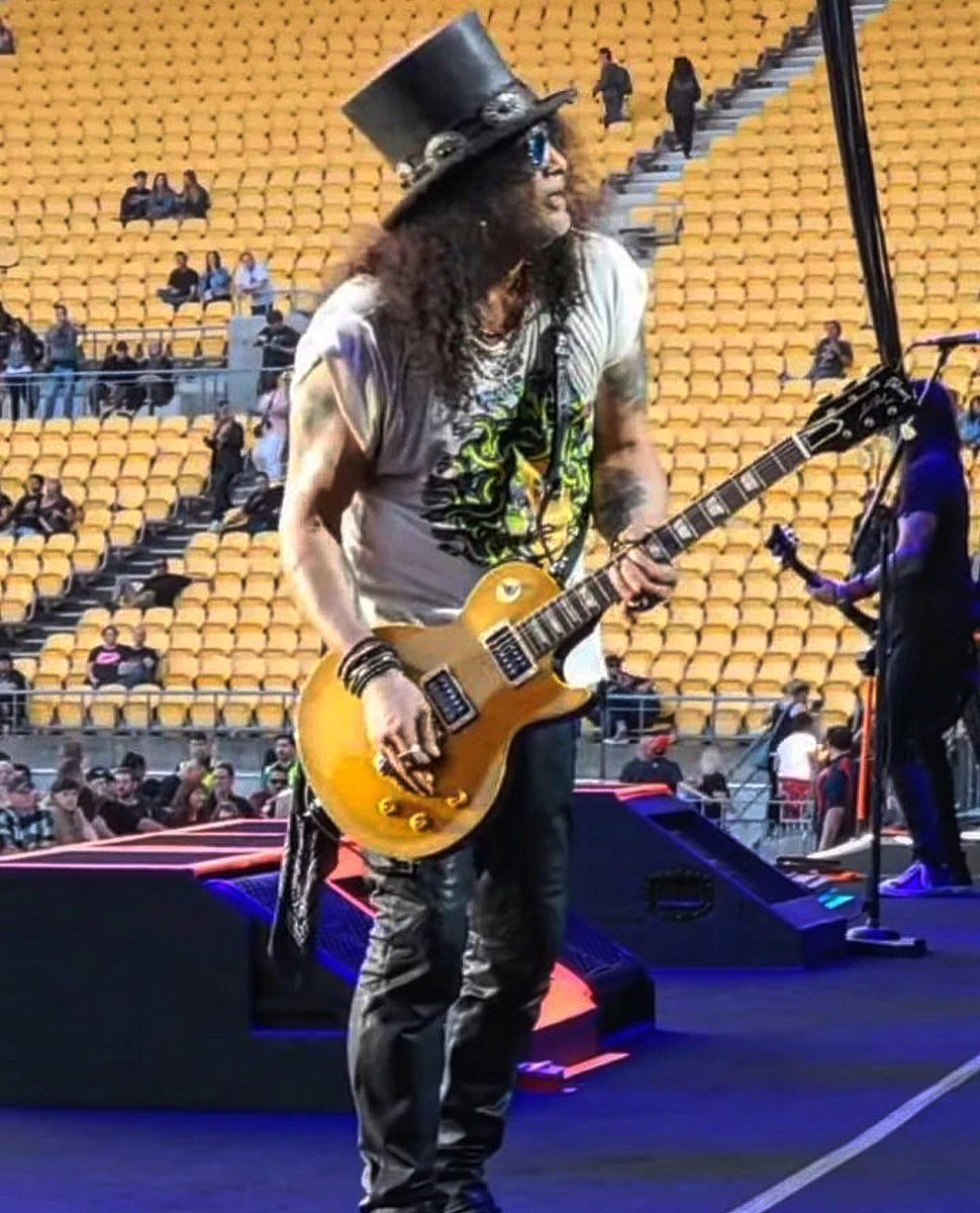 Boas rocking at Sky Stadium in New Zealand 🤘🏻⚡️🇳🇿 <a href="/Slash/">Slash</a> 

Thx Meegan