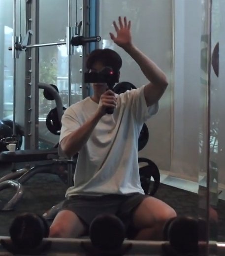 bieunu's tweet photo. ARE WE LOOKING AT CHA EUNWOO'S THIGHS?????? 👀 https://t.co/VyNpE18pfm