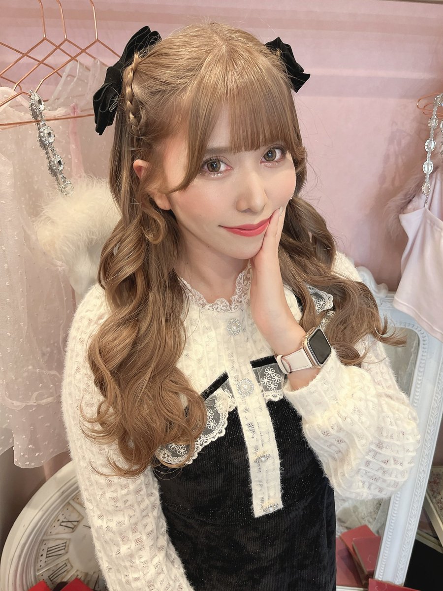 kuroe_yuri's tweet photo. 実はプチイメチェンしました🤍
たまには明るめの髪色もいいかな^･·̫･̥ฅ♡？

すぐ暗く戻しちゃうので期間限定…！♡
美容師さんいつも可愛くヘアセットして撮ってくれる🐇 https://t.co/MgbhcmpYHY