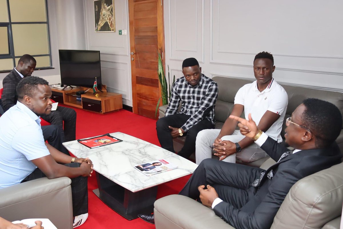Following a meeting with Sports CS Ababu Namwamba, Victor Wanyama has agreed to return from retirement to the national team Harambee Stars 

📸: <a href="/AbabuNamwamba/">Amb Hon Ababu-Namwamba, EGH🇰🇪</a>