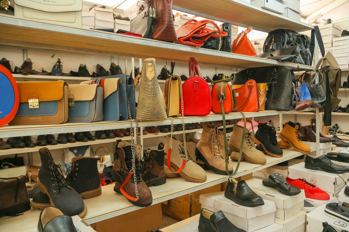 The first ever Kigali Shopping Festival #Expo has today, kicked off at Gikondo Expo Grounds. A number of high-quality and affordable products/ services are showcased. It has attracted over 350 exhibitors from various Countries. Don't Miss #XMAS Shopping 
#Exposhopping22