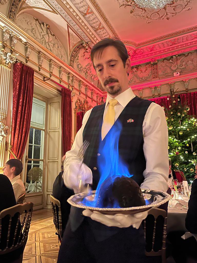 MennaRawlings's tweet photo. 🎄✨ Ravie d'organiser un dîner de Noël hier soir pour retrouver certains de nos contacts avant les vacances.

Un mélange de gastronomie 🇫🇷🇬🇧pour célébrer notre voisinage, y compris (bien sûr) notre fameux “Christmas pudding”! 

Merci à notre superbe équipe à la Residence !🤩👏 https://t.co/9LAubV74pZ
