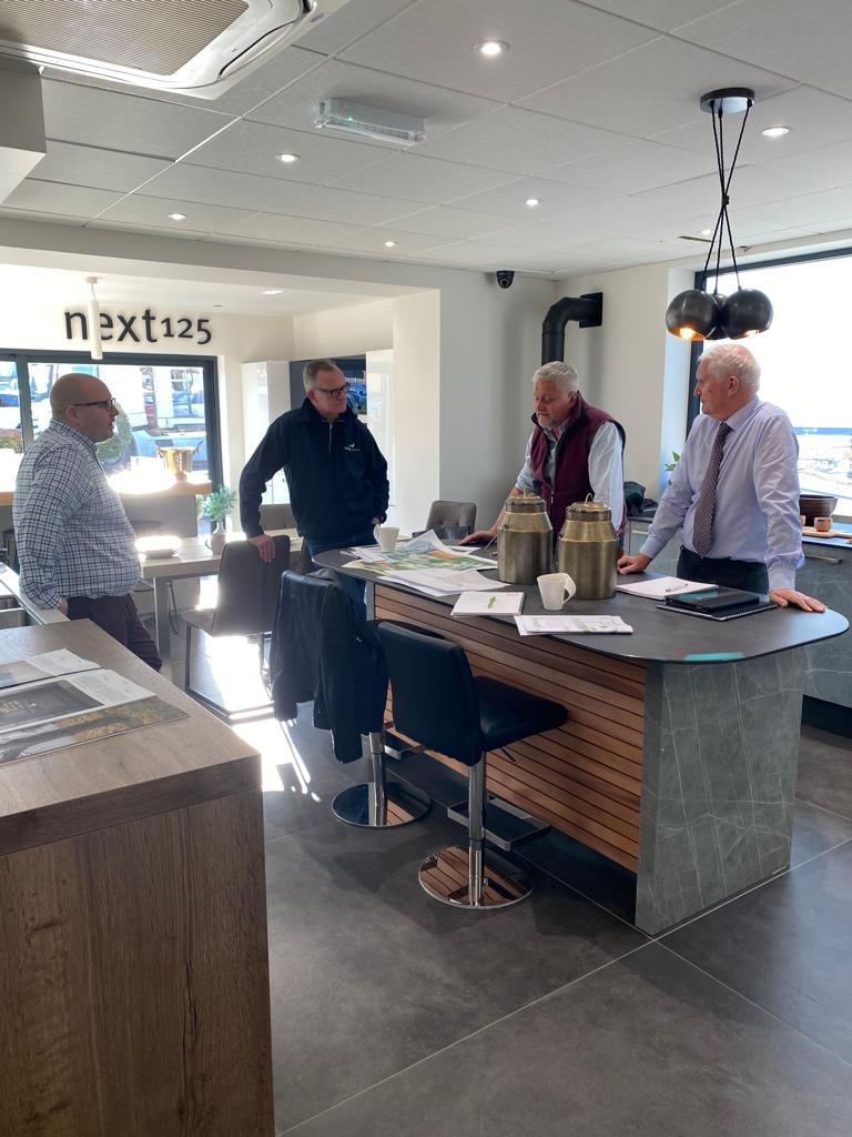 LandformUK's tweet photo. Let's talk about kitchens! Here's @mark_landform at @gc_interiors with Konig Outdoor, going over seasonal kitchen details for the #RHSChelsea @Savills 2023 Show Garden. π±
#ForkToFork #PlotToPlate #
#gardendesign
#gardeninspiration #outdoordesign #outdoorliving
#growyourownfood https://t.co/YgcYcOBVYk