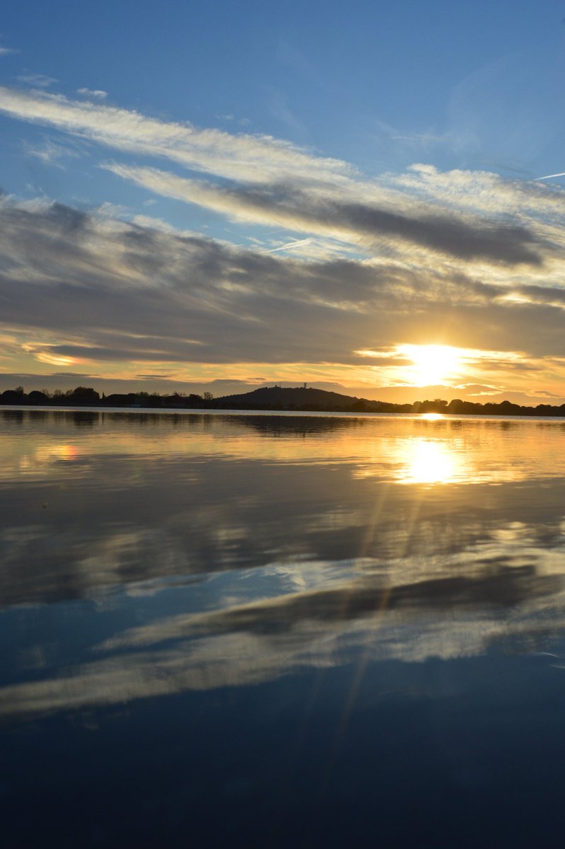 Effet miroir sur l'#etangdethau, au loin, le #montsaintloup #marseillan #herault #Occitanie #agde #magnifiquefrance #paysage #marseillanplage #archipeldethau #France #mediterranee #paradise #passionphoto #jeudiphoto #coucherdesoleil #sunset #languedocroussillon #photography