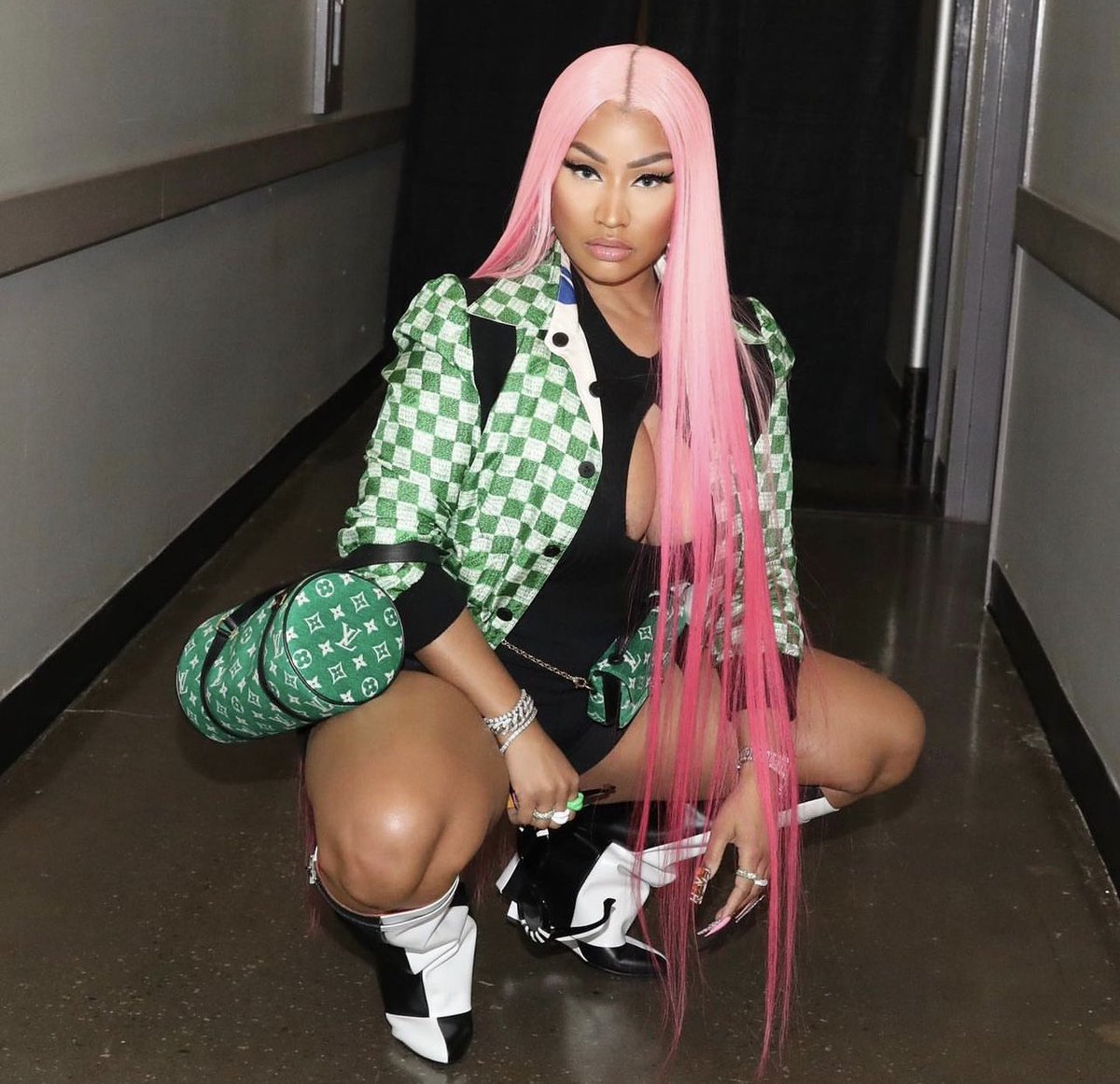 KingSeanSwae's tweet photo. SHES 40😍😍.
Happy Birthday Nicki Minaj https://t.co/yKVFujZrKE