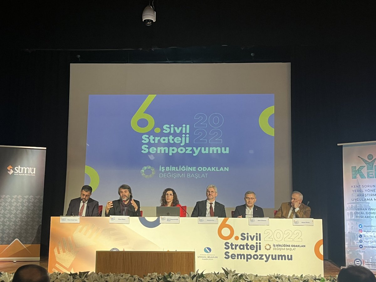 6. Sivil Strateji Sempozyumu Açılış Paneli: Sivil Toplum ve Sektörler Arası İş Birliği Stratejileri, Ömer Faruk Terzi moderatörlüğünde Ahmet Türköz, Hilmi Türkmen, Dr. Öğr. Üyesi Roza Süleymanoğlu Dinçer, Okan Özbay ve Mehmet Koç’un katılımı ile başladı. <a href="/uskudarbld/">Üsküdar Belediyesi</a> <a href="/marmara1883/">Marmara Üniversitesi</a>