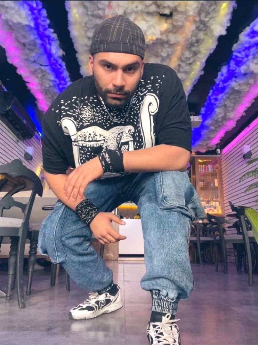 Verschrikkelijk nieuws. Vanmorgen is de eerste executie van een demonstrant uitgevoerd in Teheran. Mohsen Shekari, hij was pas 23. Opgehangen. Ter dood veroordeeld omdat hij voor zijn vrijheid opkwam. Net als iedereen op straat. Dit is de Islamitische Republiek Iran.