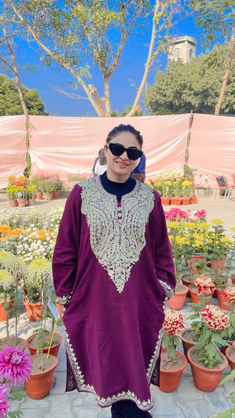 kashmirbox's tweet photo. Saloni Thapar, our gorgeous customer wearing Vine Zari Embroidered Cashmilon Phiran. 
Shop yours now at: https://t.co/sNCUO3WgWy
#phiran #kashmiriphirans #zariwork #zariembroidery #customerfeedback #kashmirbox https://t.co/EbjCBWwTLg
