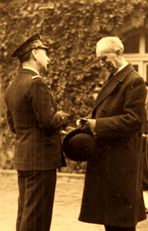 24 février 1945. L'Amiral va lui remettre une médaille. Il est très ému. Car c'est la croix de la Libération si prisée. Car elle récompense l'héroïsme de son fils,figure de la France Libre. Car Robert Détroyat,30 ans,fut tué en 1941.Par un soldat de Vichy qui venait de se rendre.