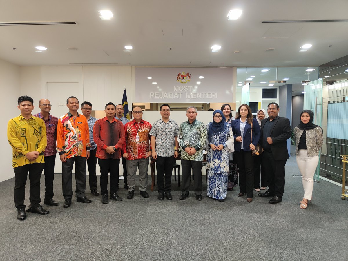 Serah Terima Tugas diantara YB Tuan @changlihkang, Menteri Sains, Teknologi dan Inovasi dan YBhg. Dato' Sri @DrAdhamBaba, Mantan Menteri Sains, Teknologi dan Inovasi berlangsung hari ni di Kompleks C, Putrajaya.