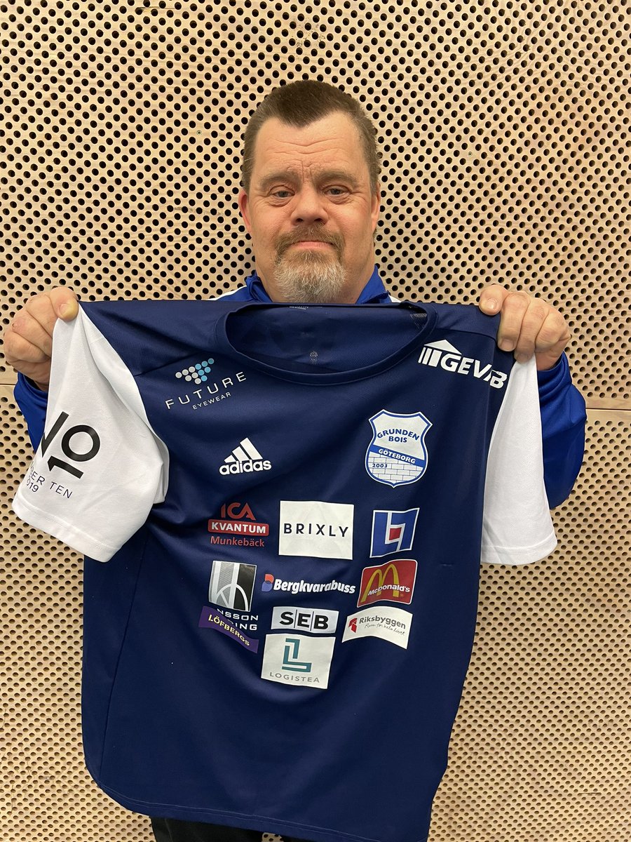 wernbloom's tweet photo. 🚨 Nu kan man buda hem Johan ”Mål-Otto” Ottosson @GrundenBois tröja 💥 Mäktigaste tröjan hittills!
Tusen tack Johan och @GrundenBois för att ni är med och hjälper till 🙏🏻

Budgivningen hittar du här 👉🏻 https://t.co/eMWoHvuqpE

💰 Cashen går till @gladjelaker
#glädjeläker https://t.co/bqXTeQNlyl