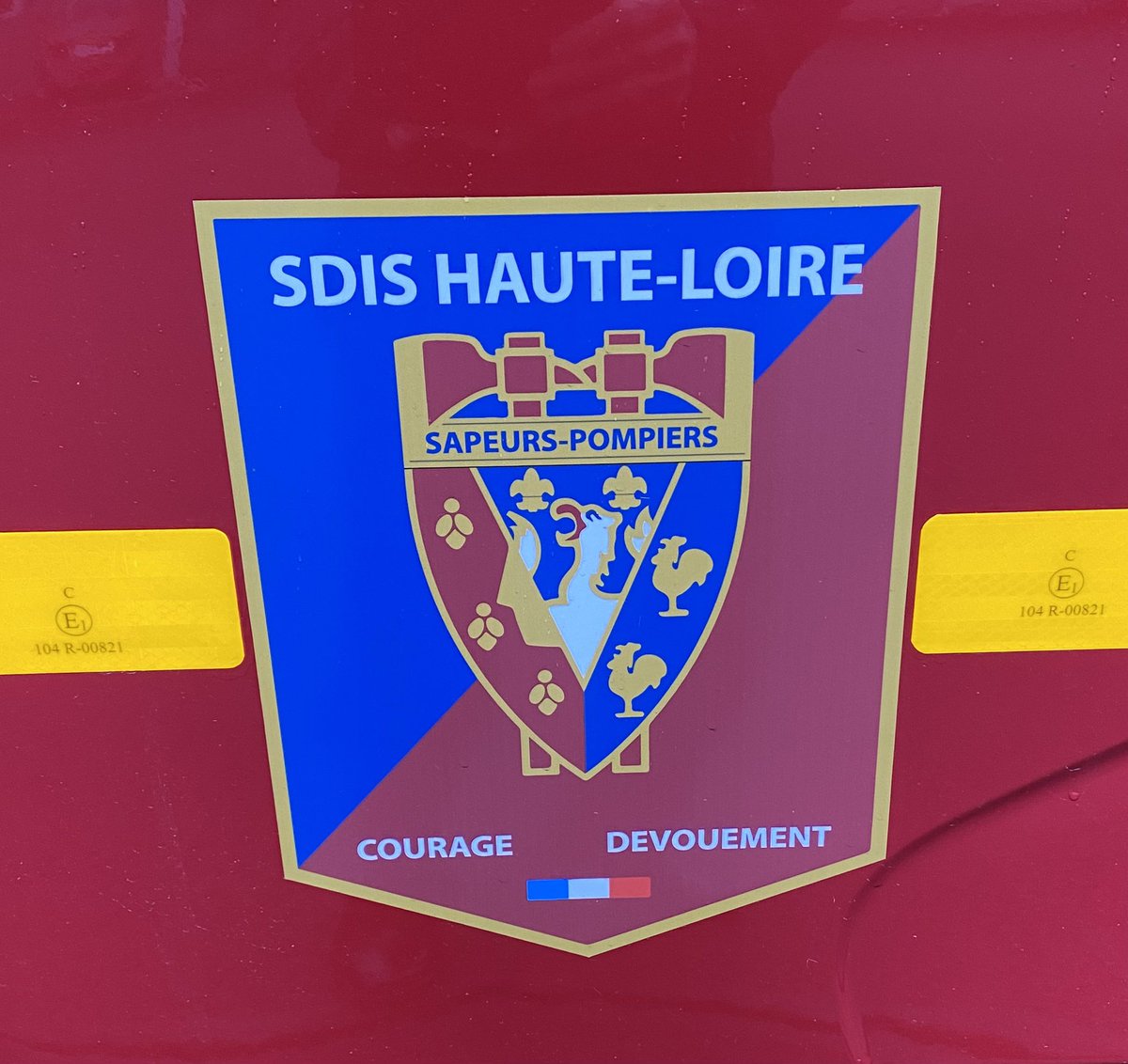 OttaviGuillaume's tweet photo. Nouveaux VSSUAP et nouveau logo sur les véhicules du @SDIS43 https://t.co/DtUqGkWbkL
