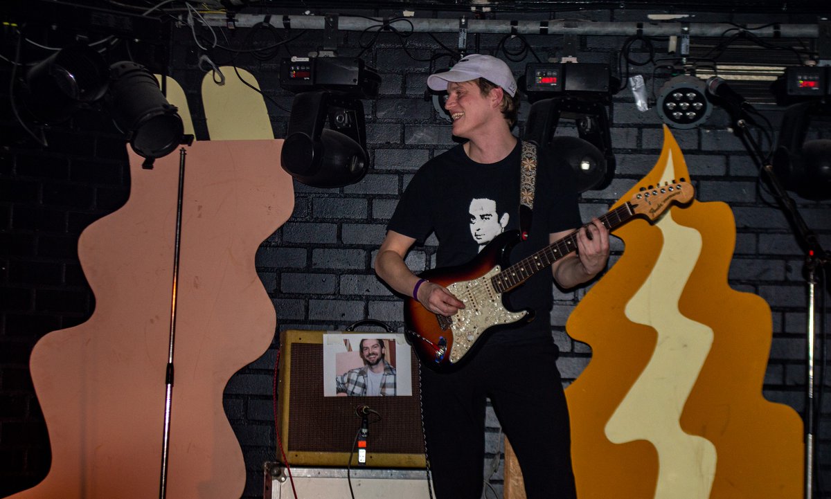 Afterpartees live:
den haag - 09/12 zwarte ruiter (gratis)
groningen - 10/12 (geld)

zoek zelf de links even op wij hebben alleen tijd voor een snelle tweet

x