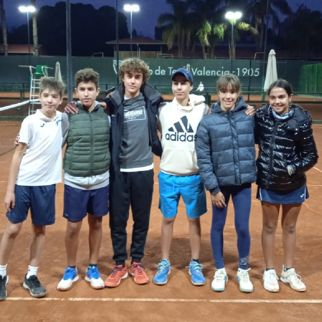 ctenisespanol's tweet photo. 🏆 Victoria contundente de nuestro equipo infantil frente al CT Valencia en el Campeonato Provincial Infantil por equipos.
Gran nivel de todos los jugadores. Gracias a esta espectacular victoria, nuestro equipo disputará las semifinales del campeonato.

#CET #ClubEspañolTenis https://t.co/TF9HXt8DTp