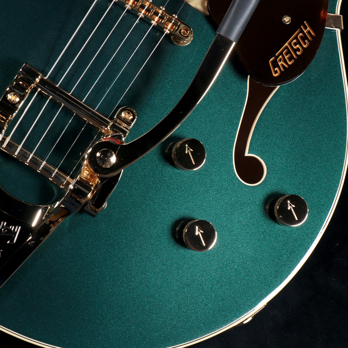 1484shibuya's tweet photo. 【#Gretsch #新入荷速報】#グレッチ #日本製 上位モデルのPlayers Edition から #Broadkaster & #BroadkasterJr が入荷!人気の #キャデラック・グリーン と #アズール・メタリック 光に当たる事で表情を変えステージに映える事間違いなし!
Full'Tronピックアップを搭載しパワフルなサウンドです! https://t.co/c3iNq8Sem4