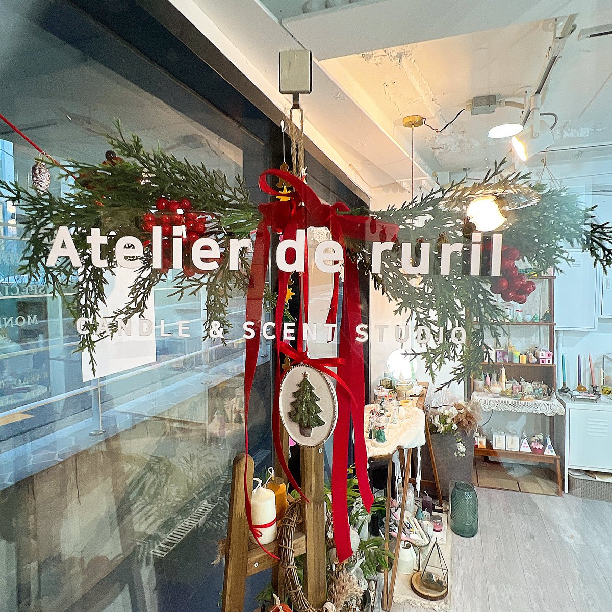 올해는 크리스마스 리스를 직접 만들었는데
마음에 들게 나와서 공방에 바로 걸어줬어요🎄

📮크리스마스 캔들 및 클래스 문의는
 DM으로 받고 있습니다 :)