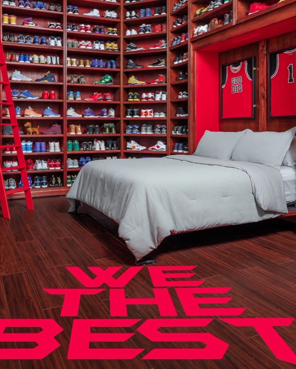 👟DJ Khaled accueille les amateurs de chaussures pour l'expérience ultime de fan de baskets.
Avec <a href="/Airbnb/">Airbnb</a> les clients auront un accès exclusif au paradis des baskets de l'icône de la musique et dormiront parmi des paires les plus prisées de sa collection de plus de 10 000 baskets