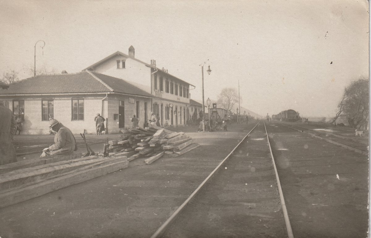 RhetyDominique's tweet photo. #1GM #WW1 #FrontdOrient Retraite du Vardar de la 57e DI. La 28e Bie du 5e RAC est arrivée à la gare de Guevgueli @macedoniaww1 à la frontière greco-serbe, le 7 décembre 1915. Le 8 elle cantonne à Bogdanci. https://t.co/vwhR7zkL3d