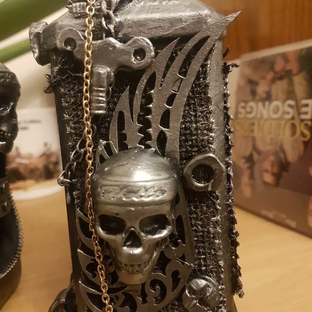 twfsteampunk's tweet photo. Available now from ebay under Blondyskyblue . You can follow me on Twitter Facebook and Instagram Under Totally Wild For Steampunk . #Thanet #margate #broadstairs #Ramsgate #jackdanielsbottle #Steampunk #glassbottle #whiskybottle #upcyclebottle #skulls #ebay https://t.co/pEoL8nmT2z