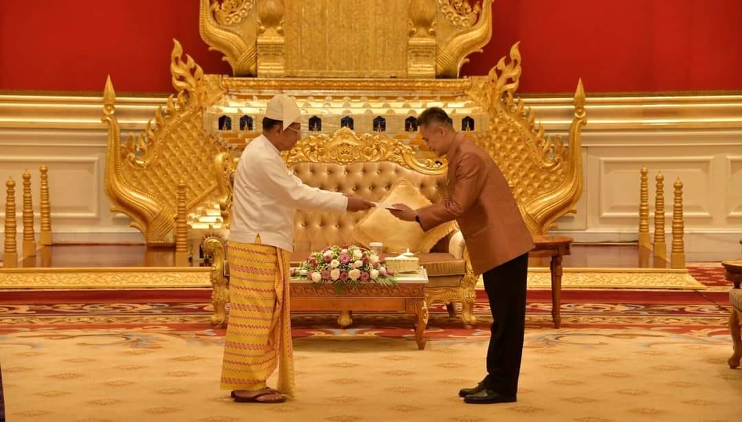thinzashunleiyi's tweet photo. I'm sad and angry looking at them. 

What has he done to deserve your presence &amp; a vow? Tell me. https://t.co/cfSQLJdL15